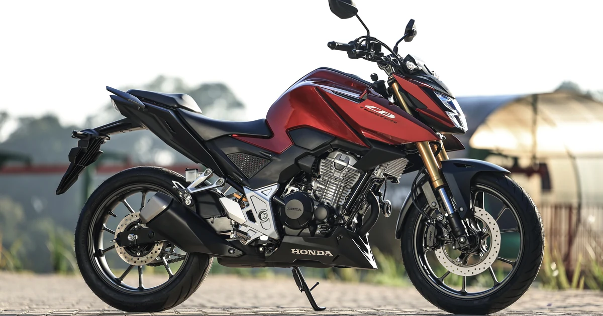 Honda CB300F Twister 2027 ಕೆಂಪು ಬಣ್ಣದ ABS ವೇರಿಯಂಟ್‌ನ ಬದಿಯ ನೋಟ